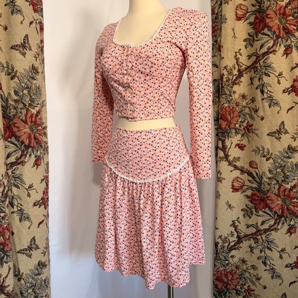 Rampage Dresses & Skirts - Vintage RAMPAGE Pink Floral Skirt with dainty print and lace detailing